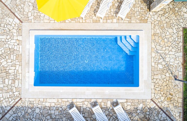 Alicante, zlokalizowane na południowo-wschodnim wybrzeżu Hiszpanii, przyciąga swymi malowniczymi krajobrazami, łagodnym klimatem oraz bogatą ofertą kulturalną i turystyczną